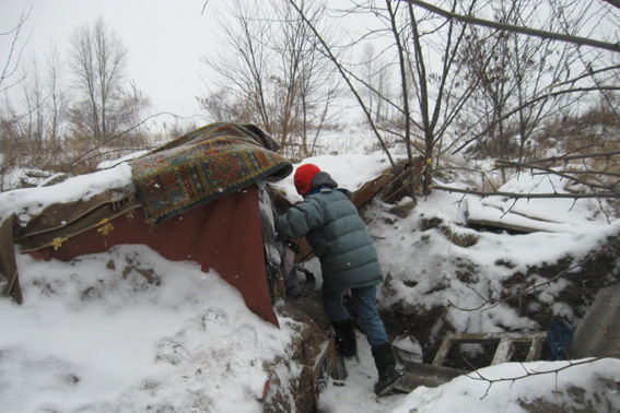 <p><span>Хлопчика знайшли в землянці, яку він викопав разом з малознайомим чоловіком. Фото: ch.npu.gov.ua</span></p>