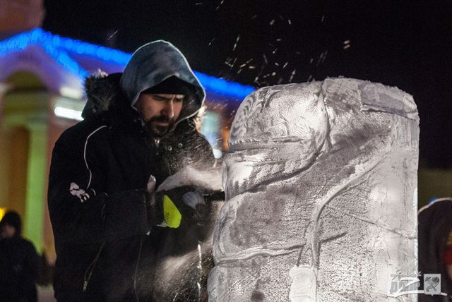 В работе. Чтобы сделать из безликих ледяных глыб сказочных героев, использовали необычные инструменты. Фото: dozor.kharkov.ua<br />
