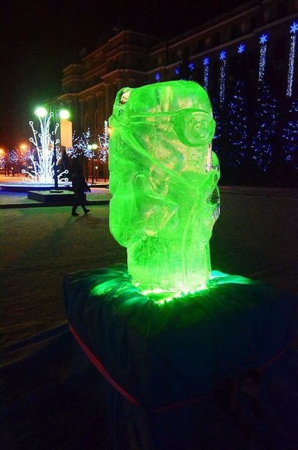 Святковий міньйон. Майстри створили з льоду героїв мультфільмів. Фото: dozor.kharkov.ua