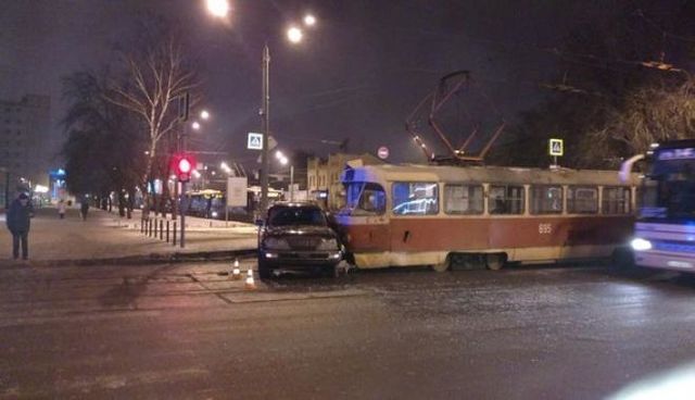 <p>ДТП з трамваєм у Харкові. Фото: vk.com/kharkov_city_ua, newsroom.kh.ua, atn.ua</p>