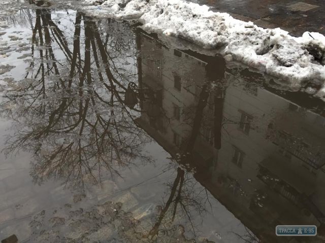 <p>В Одесі затопило вулиці. Фото: dumskaya.net, trassae95.com</p>