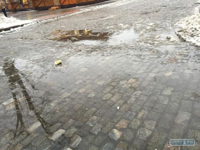<p>В Одесі затопило вулиці. Фото: dumskaya.net, trassae95.com</p>