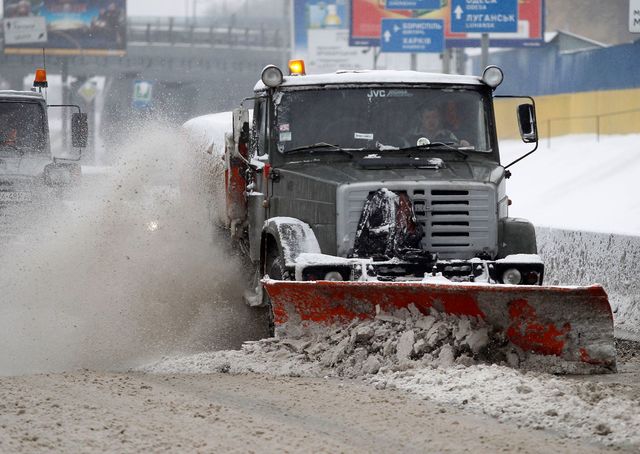 Расчистка дорог от снега. Фото пресс-службы КГГА