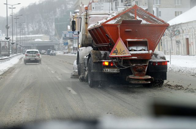 Расчистка дорог от снега. Фото пресс-службы КГГА