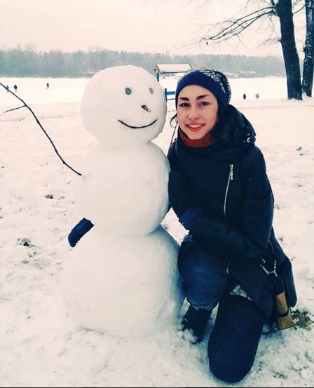 Сніговик і його авторка. Фото: instagram.com/alivkabu