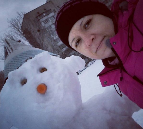 Снеговик с шапкой из газеты. Фото: instagram.com/lo2606
