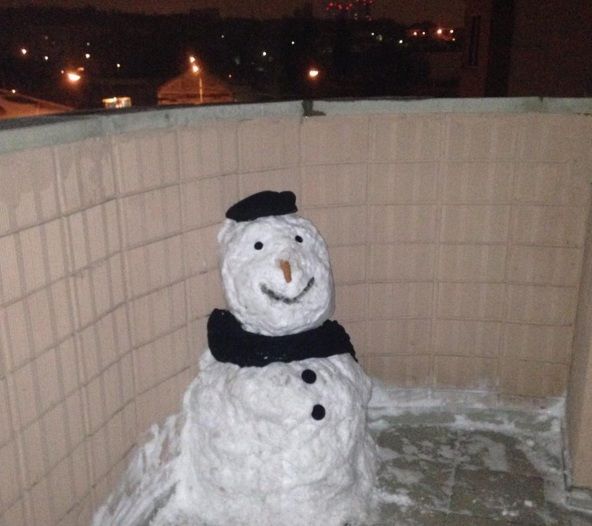 Снеговик на балконе. Фото: instagram.com/b_chumak