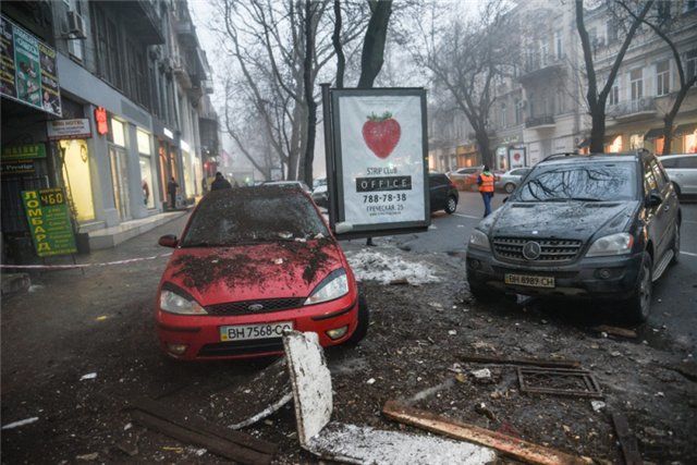 Крыша рухнула на авто. Фото: informer.od.ua