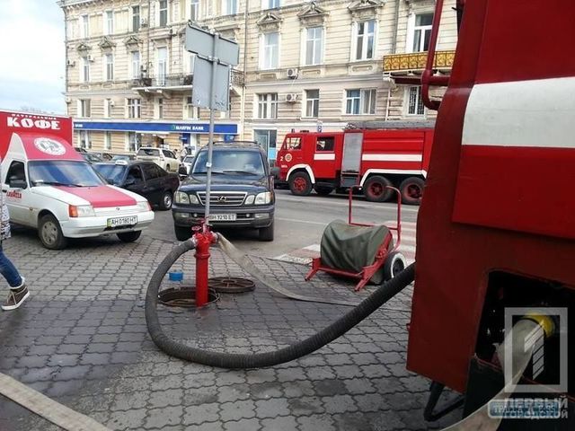 <p><span>Займання в півтора квадрата рятувальники гасили через кілька пожежних рукавів. Фото: 1tv.od.ua</span></p>