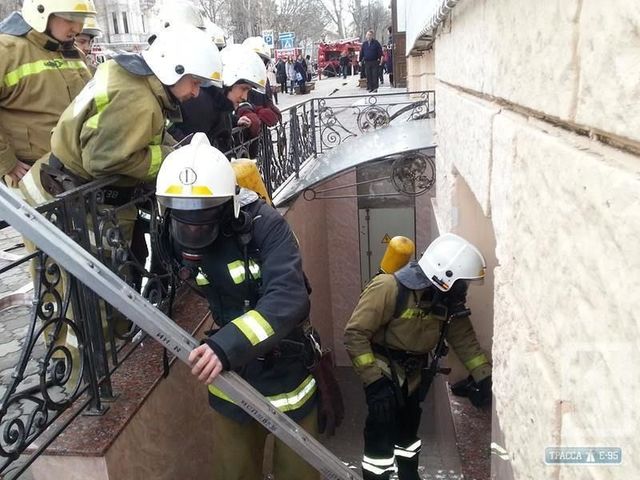 Возгорание в полтора квадрата спасатели тушили через несколько пожарных рукавов. Фото: 1tv.od.ua