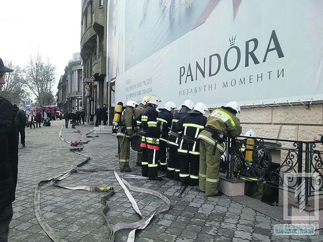 Возгорание в полтора квадрата спасатели тушили через несколько пожарных рукавов. Фото: 1tv.od.ua