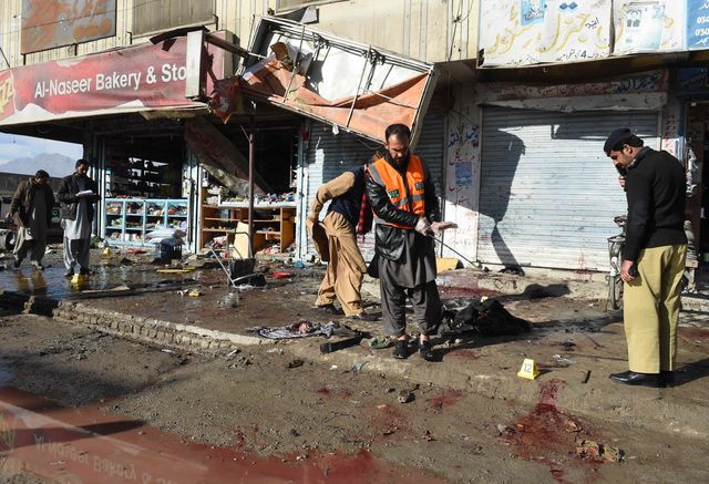 В результаті теракту в місті Мардан, на північному заході Пакистану, загинули 12 людей, ще 25 отримали поранення. Вибух прогримів біля будівлі, де розташовується офіс агентства з реєстрації та баз даних Пакистану. Фото: AFP.