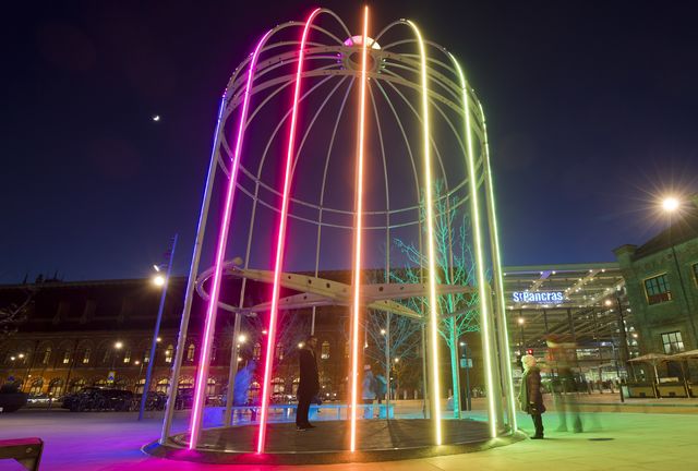 У столиці Великобританії стартував світловий арт-фестиваль Lumiere. У рамках свята світла, який проходить в Лондоні вперше, художники з усього світу представлять різноманітні інсталяції. Велика частина експонатів зосереджена навколо району Лестер-сквер та вокзалу Кінгс-кросс.Фото: AFP