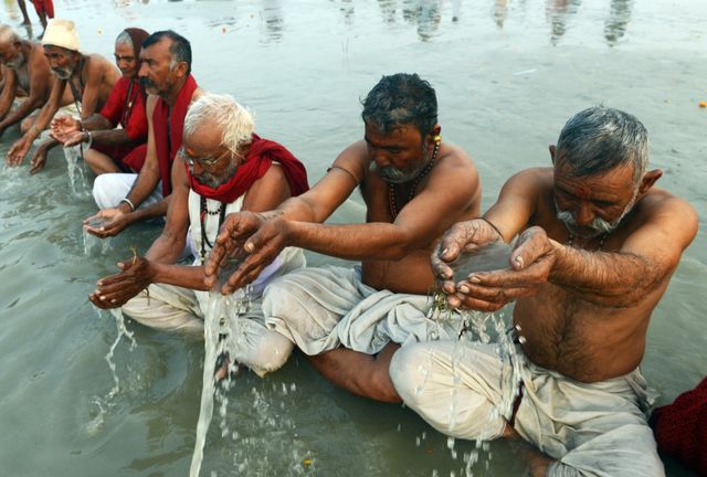 В індійському місті Аллахабад відзначили індуїстський фестиваль врожаю Макара-Санкранті, здійснивши ритуал обмивання у водах Гангу. Фото: AFP