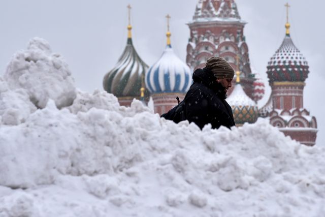 Комунальні служби Москви продовжують ліквідовувати наслідки сильного снігопаду, за дві доби в столиці випало більше третини місячної норми опадів. У прибиранні міста беруть участь близько 39 000 робітників з ручними інструментами. Фото: AFP