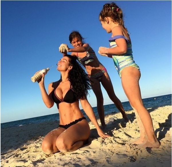 Анна Седокова з доньками в Мексиці. Фото: Instagram