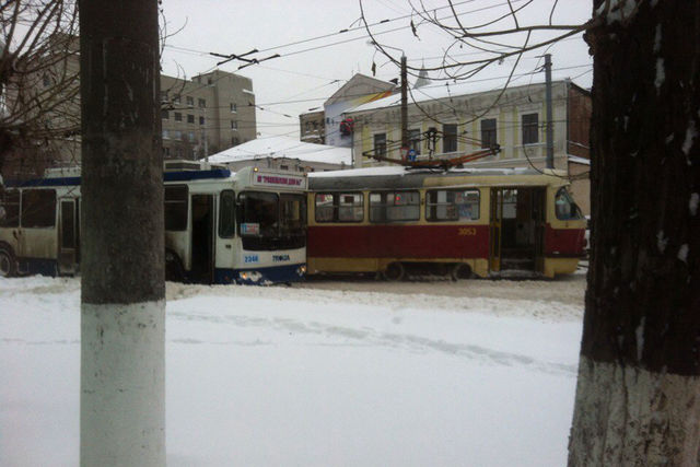 <p>ДТП з трамваєм і тролейбусом в Харкові. Фото: vk.com/h_kharkov</p>