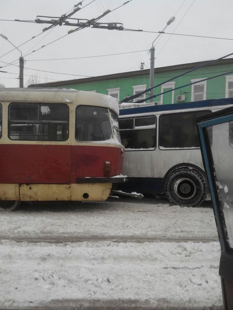 ДТП с трамваем и троллейбусом в Харькове. Фото: vk.com/h_kharkov