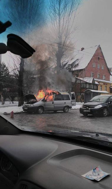 <p>Машина загорілася під час руху. Фото: Варта-1</p>