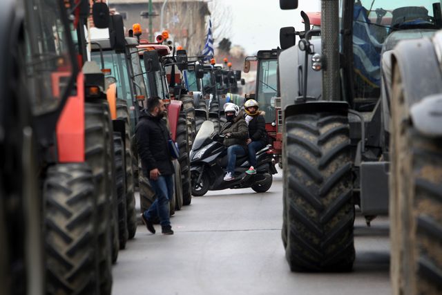 У Греції близько двох тисяч фермерів, незгодних з планами уряду щодо підвищення податків і зборів з селян, влаштували мітинги. Фото: AFP