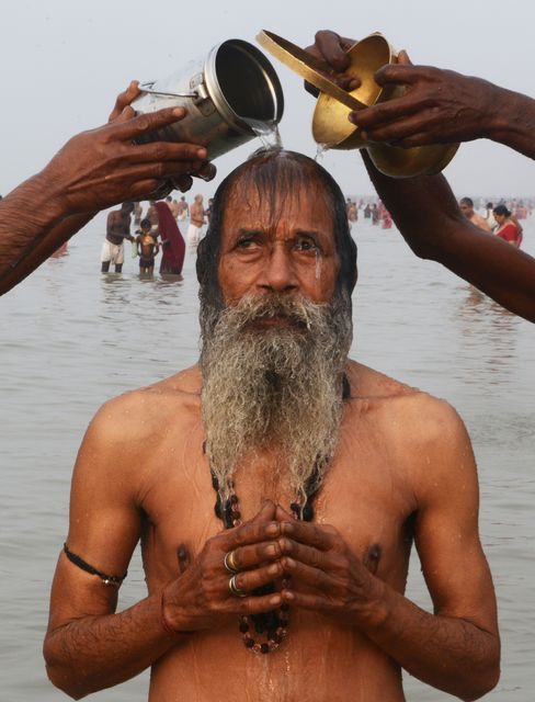 В індійському Аллахабаді проходить фестиваль Кумбха-мела. Релігійне свято, яке шанують садху, проходить раз на кілька років в чотирьох індійських містах. Головним ритуалом є обмивання у водах священних річок, яке символізує для віруючих очищення душі і тіла від гріхів. Фото: AFP
