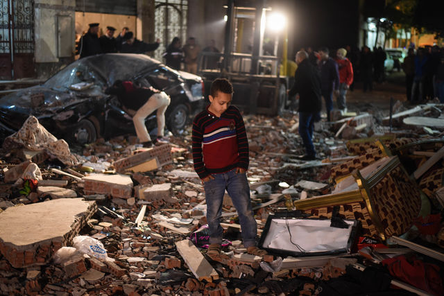 У передмісті Каїра, Гізі, стався вибух, в результаті якого загинули не менше шести осіб, ще 23 були поранені. Фото: AFP