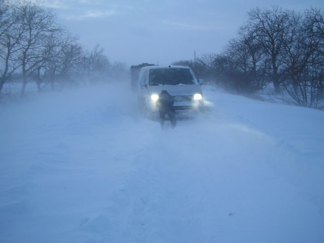 С начала непогоды подразделения ГСЧС достали из снежных заносов 427 автомобилей и спасли 874 человека. Фото: ГСЧС Одесской области