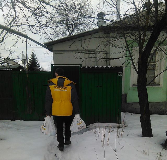 Волонтеры Штаба Ахметова доставляют продуктовые наборвы на дом. Фото: пресс-центр.