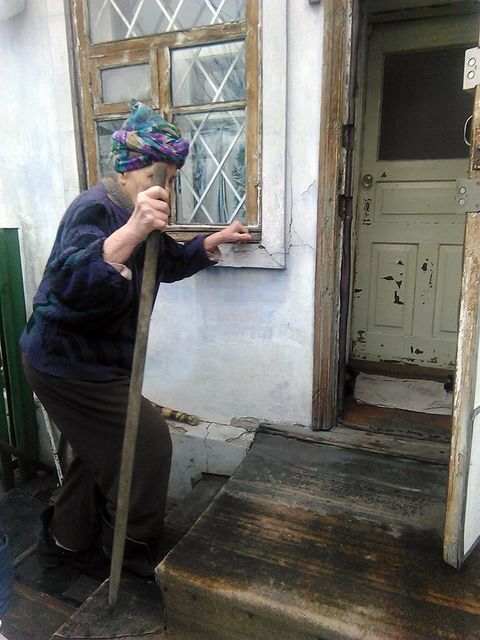 Волонтеры Штаба Ахметова доставляют продуктовые наборвы на дом. Фото: пресс-центр.