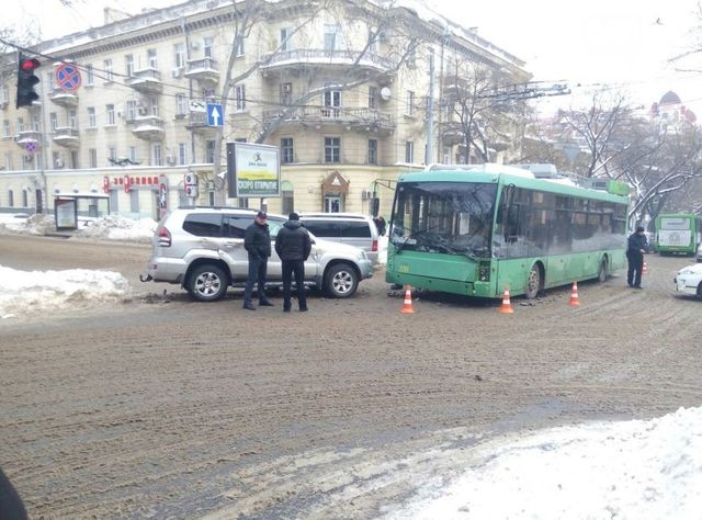 <p>В Одесі продовжуються &laquo;слизькі&raquo; аварії. Фото: 048.ua</p>