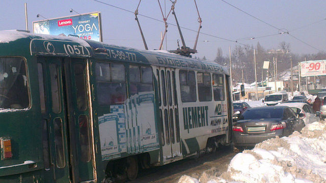 Иномарка парализовала трамвайное движение. Фото: vk.com/avto_kh