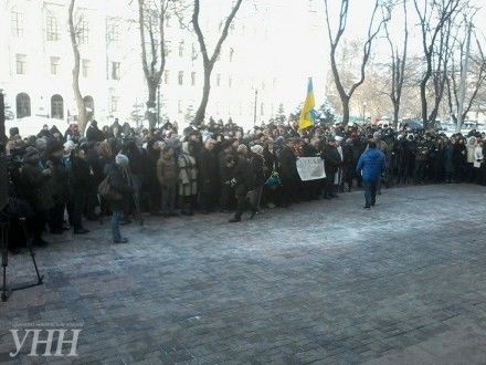 Присутствующие вспомнили героев Революции достоинства и украинских воинов. Фото: УНН, oblrada.dp.ua, dniprorada.gov.ua, 056.ua