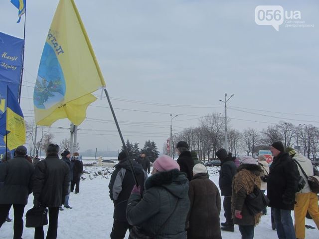 Присутствующие вспомнили героев Революции достоинства и украинских воинов. Фото: УНН, oblrada.dp.ua, dniprorada.gov.ua, 056.ua