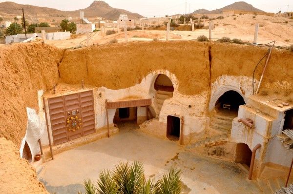 Готель Sidi Driss в місті Матмата в Тунісі був побудований берберами століття тому в якості житла. Пізніше там зробили готель, який Джордж Лукас використовував для зйомок будинку Люка Скайуокера.