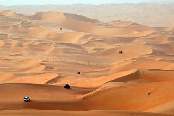 Для зйомок нового фільму Джей Джей Абрамс вибрав пустелю Абу-Дабі в Об'єднаних Арабських Еміратах. Перші сцени трейлерів на пустинній планеті Джакку знімалися саме тут.