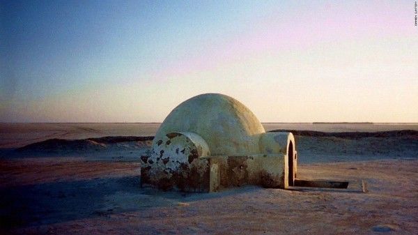 Зовнішній вигляд іглу Люка Скайуокера знімали за 300 км на висохлому солоному озері Ель-Джерид в центральній частині Тунісу. Після зйомок фільму в 1977 р голку демонтували, а потім заново побудували для Атаки клонів і вже потім відновили фанати.