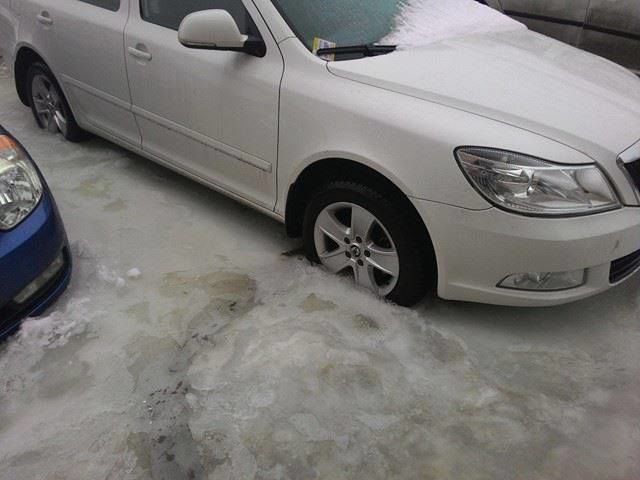 <p>Машини в льоду. Фото: facebook.com/autokiev.info</p>