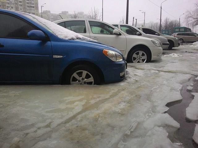 <p>Машини в льоду. Фото: facebook.com/autokiev.info</p>