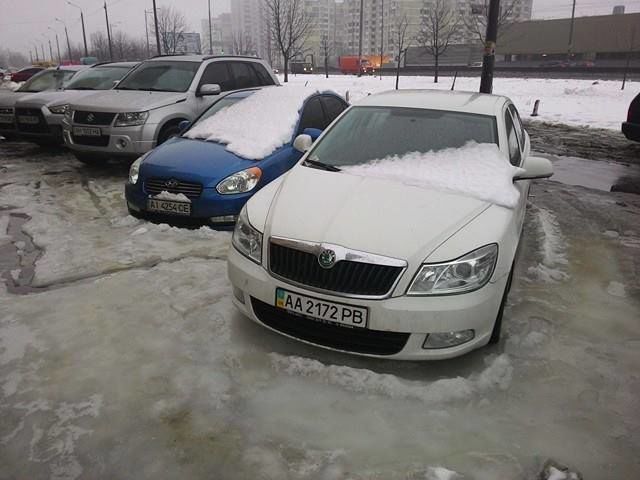 Машины во льду. Фото: facebook.com/autokiev.info