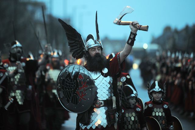 Ежегодный крупнейший фестиваль огня в Европе проходит в городе Лервик, Шетландские острова, Шотландия. Здесь до сих пор жива традиция сжигания боевого корабля викингов. В праздничном мероприятии участие принимают многие местные жители, одетые в этнические костюмы викингов, и несут в руках зажженные факелы. Почти мистическое зрелище сопровождается звуками пронзительных горнов. Завершающей кульминацией сюжета фестиваля является полное сжигание баркаса викингов. Фото: AFP