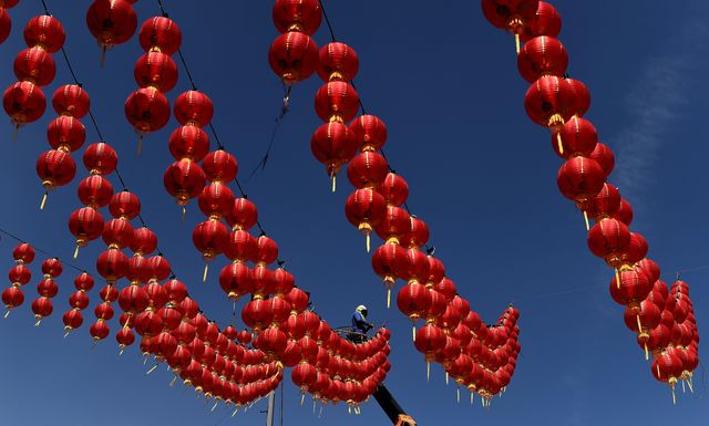 Китайський Новий рік – Чунь цзе, що значить Свято Весни, є для китайців найважливішим святом, його відзначають вже більше двох тисяч років. Він припадає на другий молодик після зимового сонцестояння, на період між 12 січня і 19 лютого. Фото: AFP