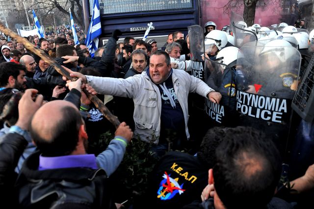 Акция фермеров в Салониках, направленная против пенсионной реформы, вылилась в беспорядки. Фото: AFP