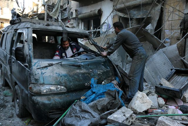 В сирийском городе Хомс в жилом квартале Аз-Захра прогремели два взрыва. По предварительным данным есть жертвы и пострадавшие. Первым взорвался заминированный автомобиль, а затем террорист-самоубийца привел в действие пояс смертника. Фото: AFP