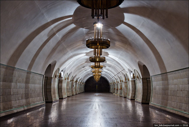 Это одна из самых интересных "ночных" станций в Киеве.