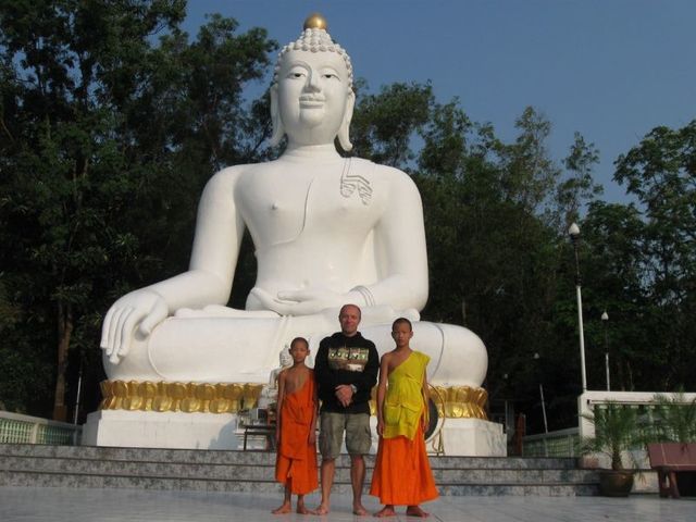 З монахами в Тха Тоні. У Таїланді прожив три роки. Фото: vostokolyub.ru