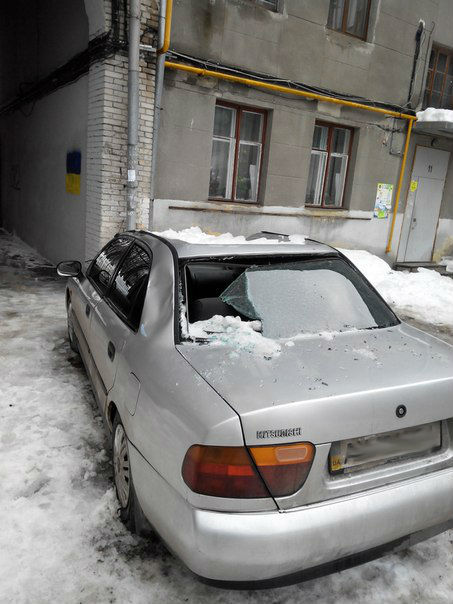 <p>Брили льоду падають на авто. Фото: А. Гребеник і Є.Женінов, vk.com/only_kharkov</p>