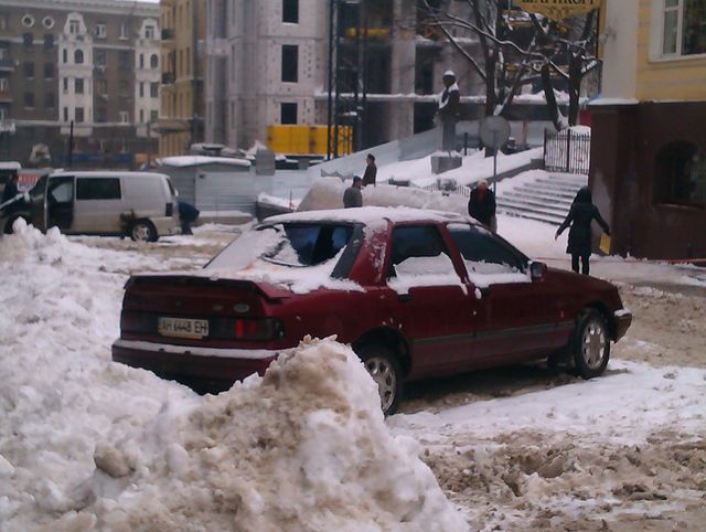 Глыбы льда падают на авто. Фото:  А. Гребеник и Е. Женинов, vk.com/only_kharkov