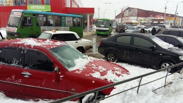 Глыбы льда падают на авто. Фото:  А. Гребеник и Е. Женинов, vk.com/only_kharkov
