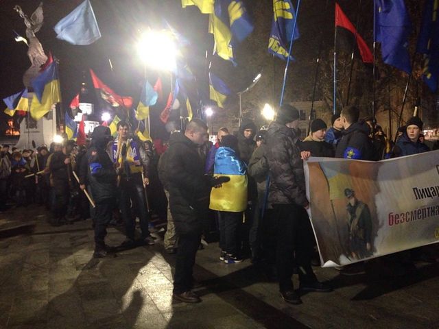 <p>Близько 200 осіб зібралися на площі Конституції в Харкові. Фото: unn.com.ua</p>