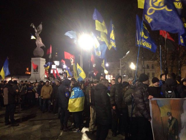 Около 200 человек собрались на площади Конституции в Харькове. Фото: unn.com.ua